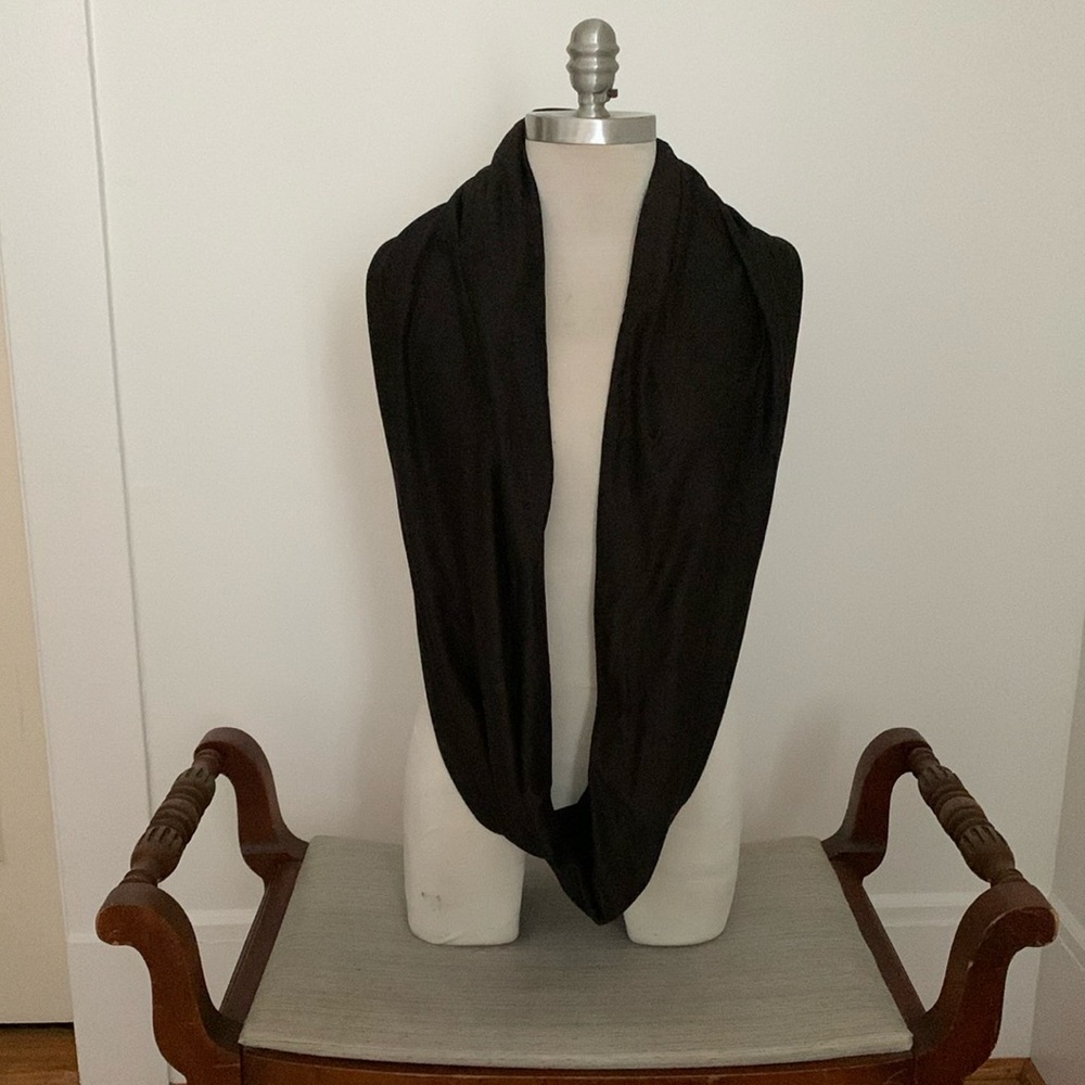 BEYOND YOGA Women’s Black Pocket Infinity Scarf Athleisure Athletic Gym NWT